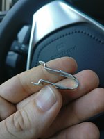Luego sacan la traba metálica para poder ponerla en el nuevo soporte.